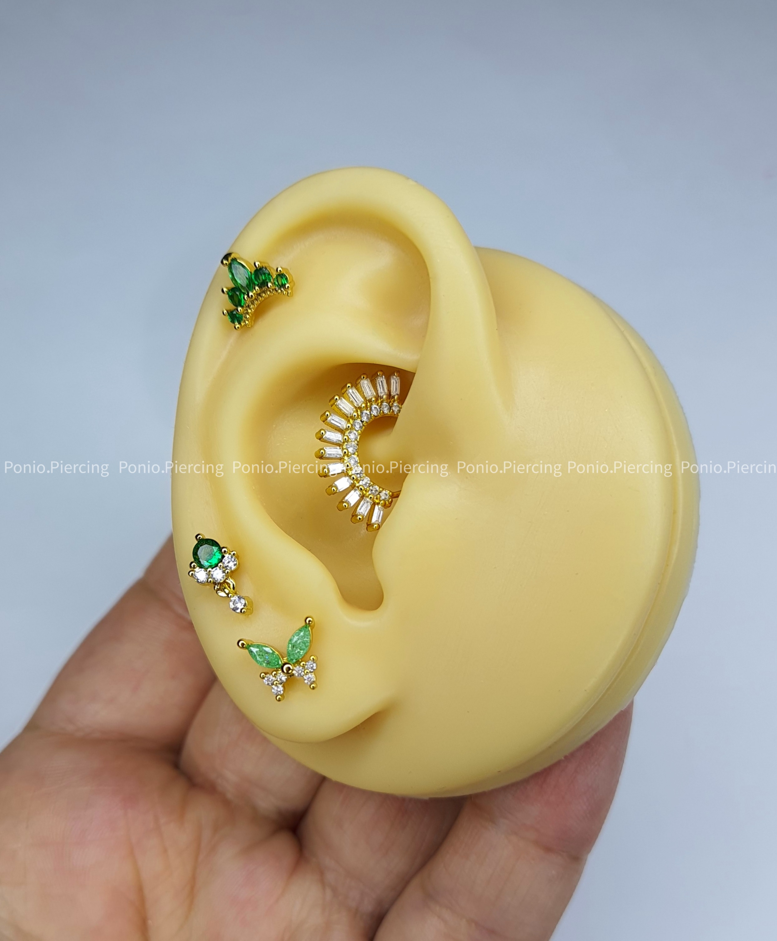 پیرسینگ گوش سبز طلایی